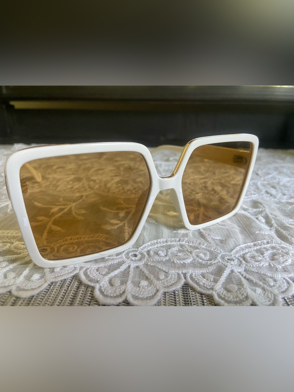 White Oversized Sunnies ☀️Free w/ Purchase! - Picture 2 of 8